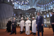 Pápež Lev XIV. počas návštevy Modrej mešity v Istanbule. FOTO: TASR/AP