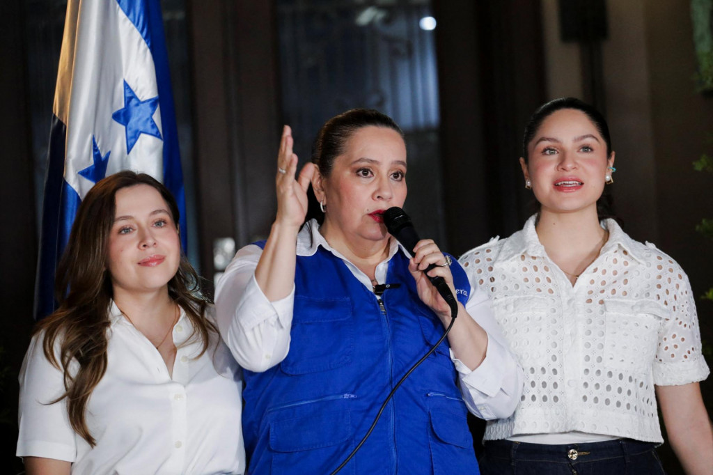 Ana Garciová, manželka bývalého prezidenta Hondurasu Juana Orlanda Hernandeza, sa rozpráva s médiami po boku svojich dcér Daniely a Isabelly. FOTO: Reuters