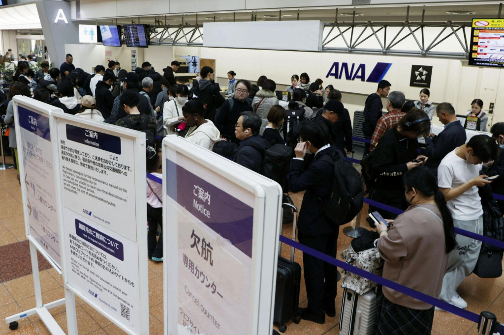 Cestujúci čakajú v rade pri storno pulte spoločnosti All Nippon Airways po tom, čo spoločnosť zrušila lety z dôvodu stiahnutia lietadla Airbus A320 z prevádzky. FOTO: Reuters/Kjódó