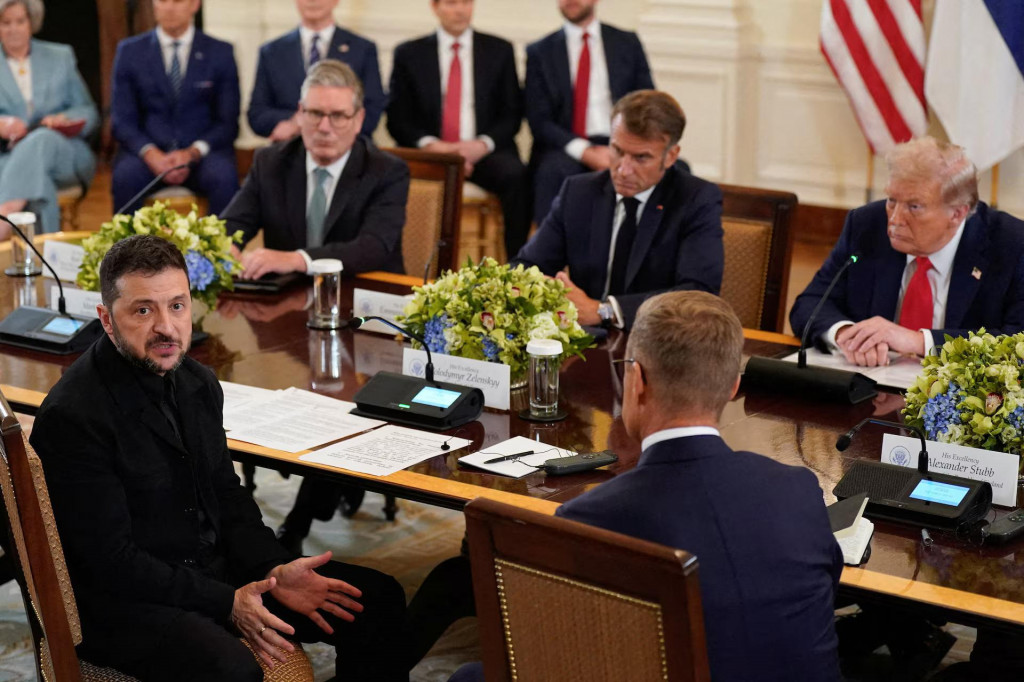 Európski lídri a ukrajinský prezident Volodymyr Zelenskyj na stretnutí s americkým prezidentom Donaldom Trumpom. FOTO: Reuters