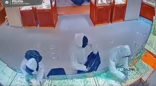 Veľká lúpež v Bratislave. Šesť maskovaných ľudí vtrhlo do predajne a ukradli šperky