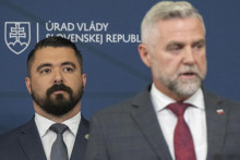 Na snímke sprava podpredseda parlamentu za Smer Tibor Gašpar a šéf Slovenskej informačnej služby Pavol Gašpar.  FOTO: TASR/M. Baumann