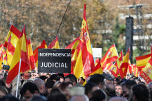 Desaťtisíce ľudí sa v nedeľu zhromaždili v uliciach španielskeho Madridu, aby požadovali rezignáciu socialistického premiéra Pedra Sáncheza a vyhlásenie predčasných parlamentných volieb. FOTO: Reuters