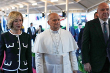 Libanonský prezident Džúzíf Awn (vpravo), jeho manželka Nehmat Awnová vítajú pápeža Leva XIV. po jeho prílete na medzinárodné letisko v Bejrúte. FOTO TASR/AP