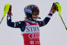 Americká lyžiarka Mikaela Shiffrinová sa teší z víťazstva v slalome Svetového pohára v alpskom lyžovaní v americkom stredisku Copper Mountain. FOTO: TASR/AP