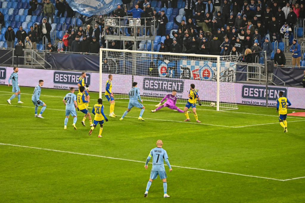 Uprostred brankár Patrik Lukáč (Michalovce) po inkasovaní gólu na 2:2 po strele Marka Toliča (Slovan). FOTO: TASR/Pavol Zachar