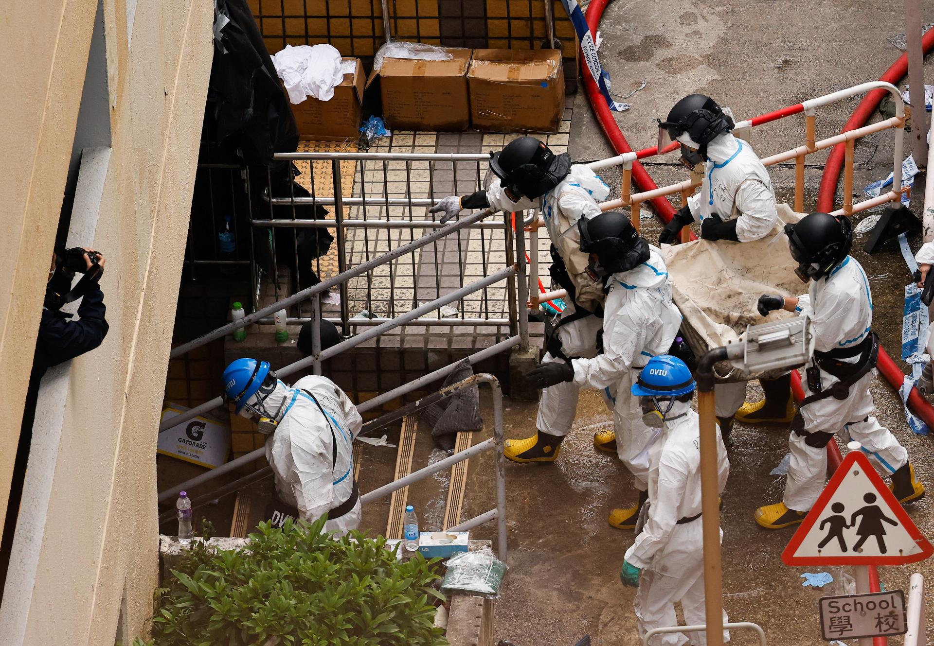 Úrady v Hongkongu v súvislosti s požiarom zadržali 13 ľudí, píše Reuters