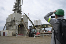 Na snímke z polovice októbra tohto roka vrtná súprava pred začiatkom prác na nových geotermálnych vrtoch pre vykurovanie mesta Košice pri obci Bidovce.

FOTO: TASR/F. Iván