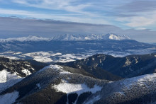 Na snímke pohľad na Vysoké Tatry z Nízkych Tatier počas otvorenia zimnej sezóny v lyžiarskom stredisku Jasná. FOTO: TASR/Lenka Hanesová