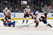 Washington zvíťazil na ľade Islanders, Bedard režíroval obrat Chicaga. FOTO: Dennis Schneidler