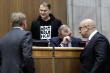Sprava minister dopravy Jozef Ráž ml., poslanci Marián Saloň (obaja Smer-SD), Igor Matovič (Hnutie Slovensko) a podpredseda parlamentu SR Peter Žiga (Hlas-SD). FOTO: TASR/Martin Baumann