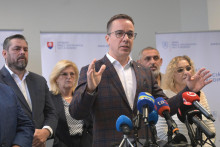 Minister práce, sociálnych vecí a rodiny Erik Tomáš víta snahu spoločnosti Volvo zamestnávať Rómov. FOTO: TASR/F. Iván