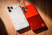 Smartfóny Nothing Phone (3a) Lite (biely) a CMF Phone 2 Pro (oranžový) už pri prvom pohľade zdieľajú istú podobnosť a minimum rozdielov. Ktorý z nich sa oplatí viac?