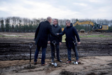 Na akcii sa zúčastnili dánsky minister pre priemysel, podnikanie a finančné záležitosti Morten Bodskov, miestny starosta Mads Skau a riaditeľ ukrajinskej zbrojovky Fire Point Vjačeslav Bondarčuk. FOTO: REUTERS/Bo Amstrup