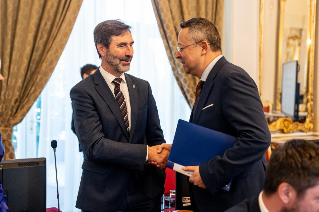 Na snímke minister zahraničných vecí Juraj Blanár (vľavo) a minister financií Ladislav Kamenický. FOTO: Úrad vlády SR
