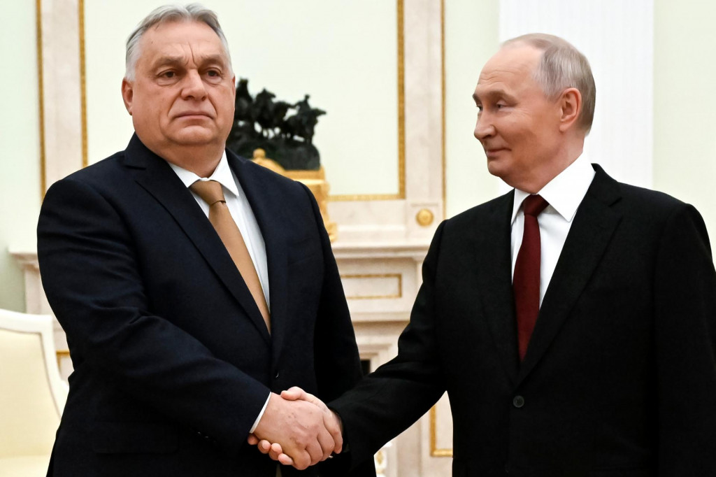 Ruský prezident Vladimir Putin (vpravo) a maďarský premiér Viktor Orbán (vľavo) pózujú počas stretnutia v Moskve. FOTO: TASR/AP