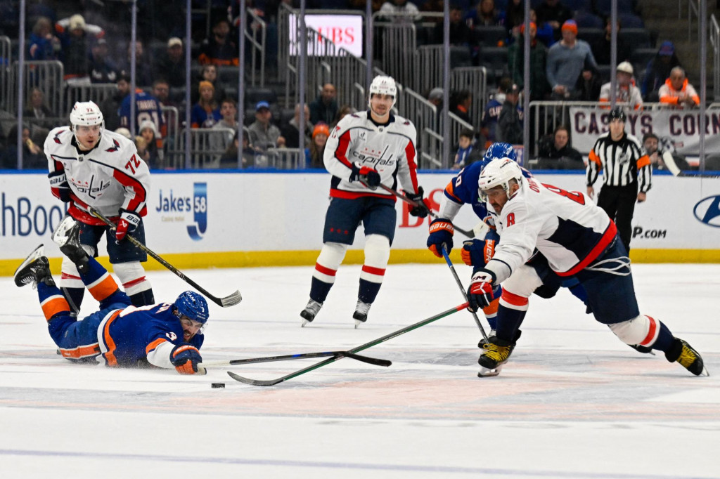 Washington zvíťazil na ľade Islanders, Bedard režíroval obrat Chicaga. FOTO: Dennis Schneidler