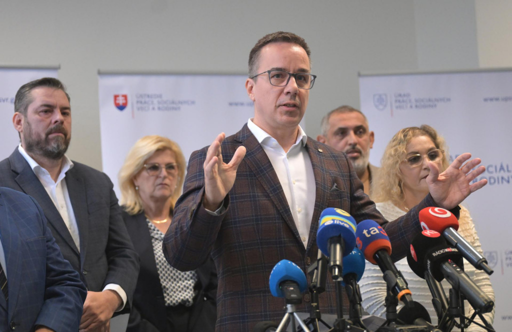 Minister práce, sociálnych vecí a rodiny Erik Tomáš víta snahu spoločnosti Volvo zamestnávať Rómov. FOTO: TASR/F. Iván