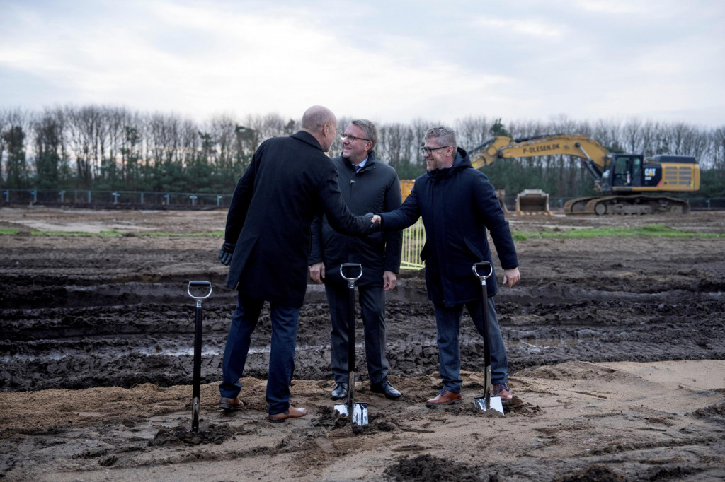 Na akcii sa zúčastnili dánsky minister pre priemysel, podnikanie a finančné záležitosti Morten Bodskov, miestny starosta Mads Skau a riaditeľ ukrajinskej zbrojovky Fire Point Vjačeslav Bondarčuk. FOTO: REUTERS/Bo Amstrup