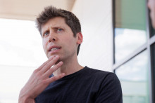 Šéf firmy OpenAI Sam Altman hovorí na tlačovej konferencii firmy v dátovom centre v Abilene, v štáte Texas. FOTO: REUTERS