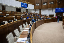 Na snímke vľavo prázdne lavice koaličných poslancov počas 44. mimoriadnej schôdze Národnej rady SR. FOTO: TASR/Jakub Kotian