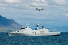 Protiponorkové cvičenie NATO. Nemecké hliadkové námorné lietadlo P3C Orion nad dánskou fregatou HDMS Esbern Snare pri islandských brehoch. FOTO: MARCOM