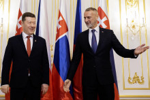 Na snímke vpravo predseda Národnej rady Richard Raši (Hlas-SD) prijal na Bratislavskom hrade predsedu Poslaneckej snemovne Parlamentu ČR Tomia Okamuru v Bratislave 2. decembra 2025. FOTO: TASR/Martin Baumann