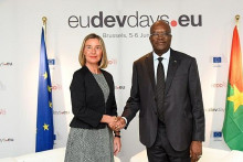 Na archívnej snímke Federica Mogheriniová s vtedajším prezidentom Burkine Faso. FOTO: Wikimedia commons