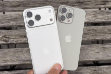 iPhone 17 Pro Max (strieborný) a iPhone 16 Pro Max (šedý) sú odlišné už pri pohľade na zadnú stranu.