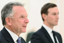 Vyslanec amerického prezideta Steve Witkoff a zať Trumpa Jared Kushner v Moskve. FOTO: REUTERS