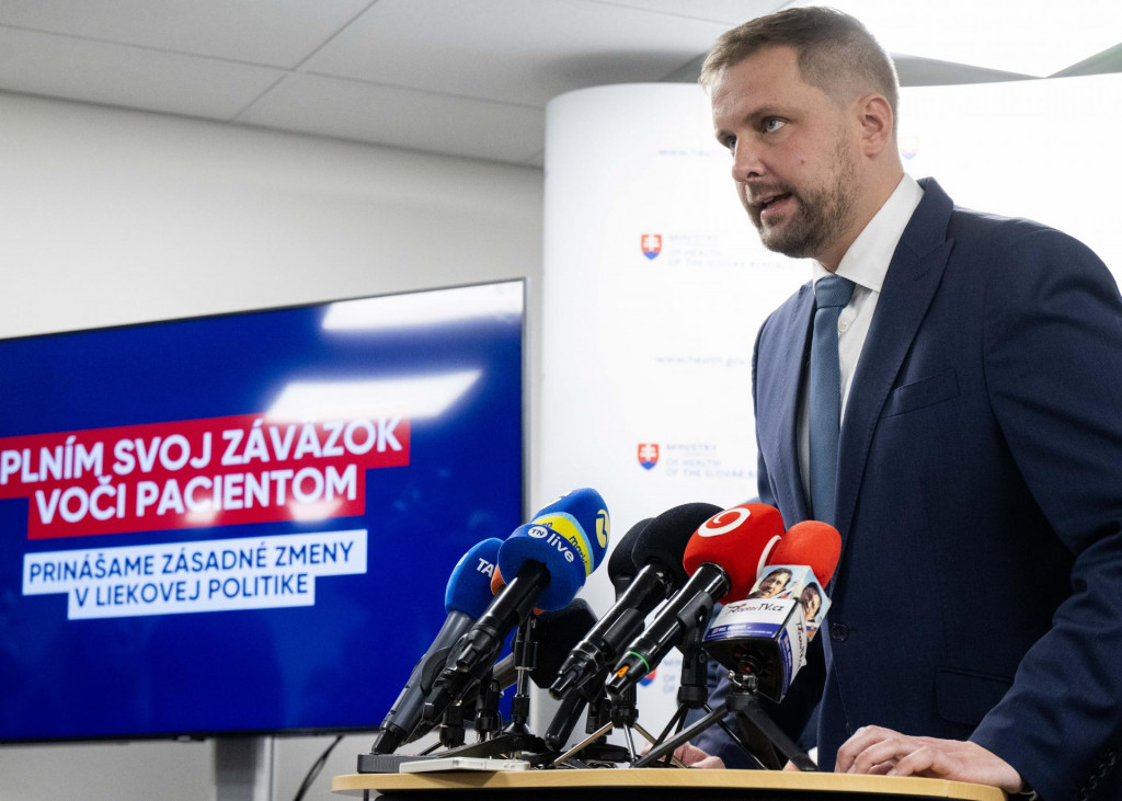 Minister zdravotníctva Kamil Šaško počas tlačovej konferencie na tému Predstavenie roky očakávaného návrhu nového zákona o lieku.