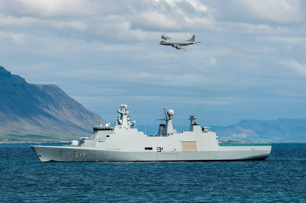 Protiponorkové cvičenie NATO. Nemecké hliadkové námorné lietadlo P3C Orion nad dánskou fregatou HDMS Esbern Snare pri islandských brehoch. FOTO: MARCOM