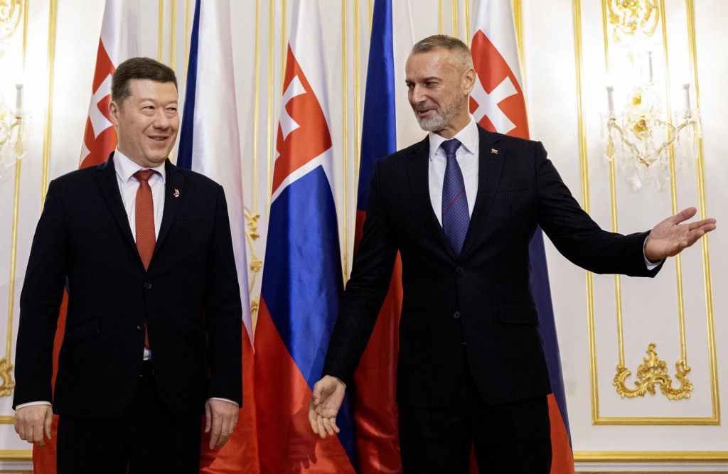 Na snímke vpravo predseda Národnej rady Richard Raši (Hlas-SD) prijal na Bratislavskom hrade predsedu Poslaneckej snemovne Parlamentu ČR Tomia Okamuru v Bratislave 2. decembra 2025. FOTO: TASR/Martin Baumann