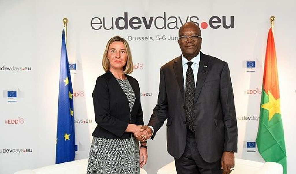 Na archívnej snímke Federica Mogheriniová s vtedajším prezidentom Burkine Faso. FOTO: Wikimedia commons