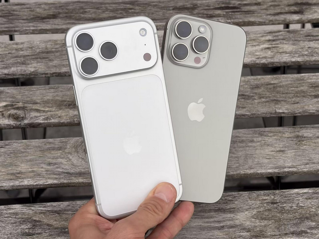 iPhone 17 Pro Max (strieborný) a iPhone 16 Pro Max (šedý) sú odlišné už pri pohľade na zadnú stranu.