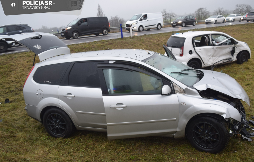 Vážna dopravná nehoda, po ktorej leží hokejista Slovana Roman Kukumberg v umelom spánku. FOTO: Facebook polície/Trnavský kraj