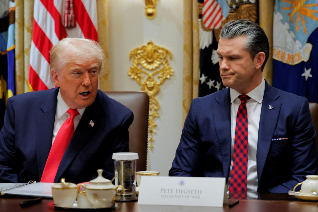 Šéf Pentagónu Pete Hegseth a americký prezident Donald Trump. FOTO: REUTERS