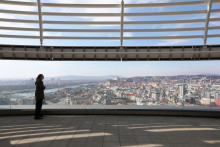 Na ilustračnej snímke je pohľad na Bratislavu zo Sky Park Tower.

FOTO: HN/ Peter Mayer