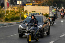 Žena jazdí na motorke v Teheráne. FOTO: TASR/AP