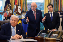 Americký prezident Donald Trump, prezident FIFA Gianni Infantino a šéf americkej diplomacie Marco Rubio v Oválnej pracovni v Bielom dome. FOTO: REUTERS