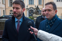 Na snímke zľava predseda opozičného hnutia Progresívne Slovensko (PS) Michal Šimečka, podpredseda Národnej rady Martin Dubéci (PS) a poslanec Európskeho parlamentu za PS Ľudovít Ódor. FOTO: TASR/Ladislav Vallach