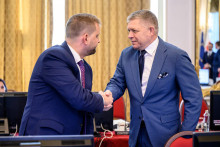 Minister zdravotn&iacute;ctva Kamil &Scaron;a&scaron;ko (Hlas-SD) a premi&eacute;r Robert Fico (Smer-SD)