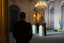 Francúzsky prezident Emmanuel Macron (uprostred vpravo) a ukrajinský prezident Volodymyr Zelenskyj. FOTO TASR/AP
