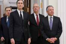 Ruský prezidentský vyslanec Kirill Dmitriev, poradca pre zahraničnú politiku Jurij Ušakov, osobitný vyslanec amerického prezidenta Donalda Trumpa Steve Witkoff a zať Jared Kushner sa zúčastnili stretnutia s ruským prezidentom Vladimirom Putinom v Kremli. FOTO: REUTERS