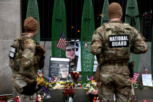 Vojaci Národnej gardy z Alabamy si prezerajú provizórny pamätník na počesť vojačky Národnej gardy Západnej Virgínie Sarah Beckstromovej, ktorá bola spolu so svojím zraneným kolegom vojakom Andrewom Wolfom. FOTO: REUTERS
