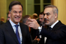 Generálny tajomník NATO Mark Rutte a turecký minister zahraničných vecí Hakan Fidan. FOTO: Reuters