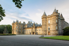 Kráľovský palác je obľúbenou destináciou turistov.