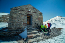 Lyžovanie z vrcholu Svätého Ducha k chate Katsiveli v Lefka Ori.