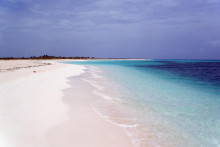 Kuba

Medzi krajiny, ktoré ponúkajú exotiku so zľavou, patrí aj Kuba. Pošramotenú povesť krajiny, ktorá voči nízkorozpočtovým turistom nie je priateľská a nakoniec ani veľmi lacná, môžete sami pomôcť napraviť. Hlavné finty znejú: prepravujte sa tu rovnako ako miestni; spite po ubytovniach; jedzte v bistrách. Ušetríte.

FOTO: Pixabay