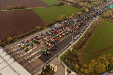 Farmárske traktory blokujúce štátnu diaľnicu neďaleko mýtnej stanice počas protestu neďaleko Trikaly v Grécku. FOTO: Reuters